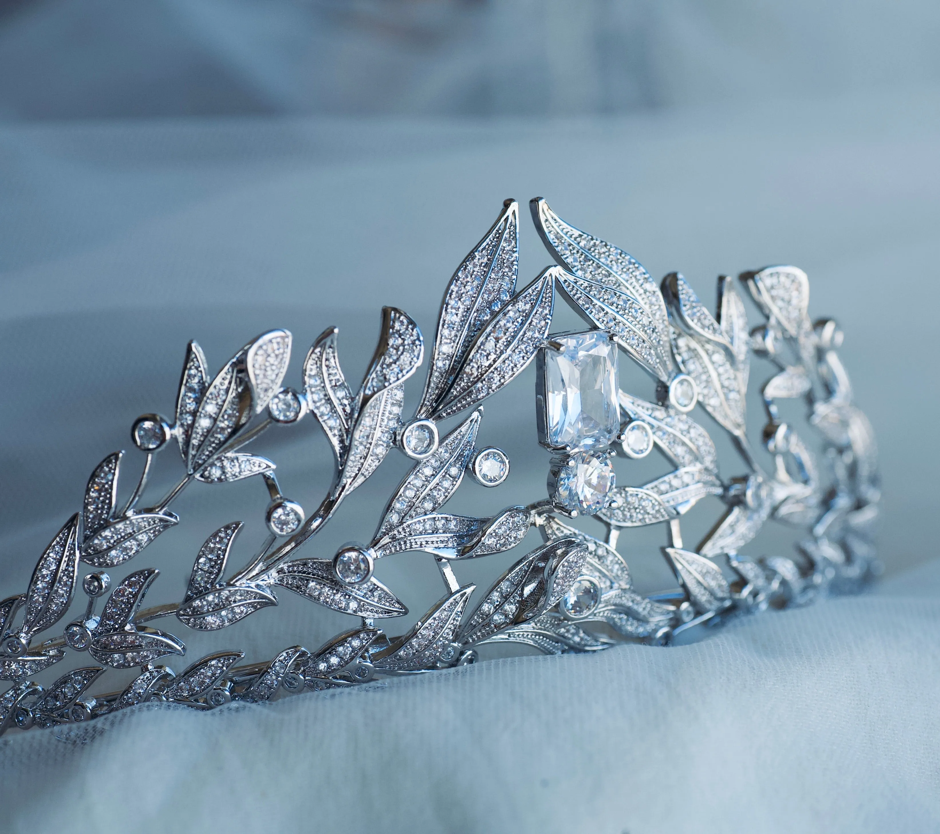 T149. luxury royal wedding bridal rhinestone crown tiara.