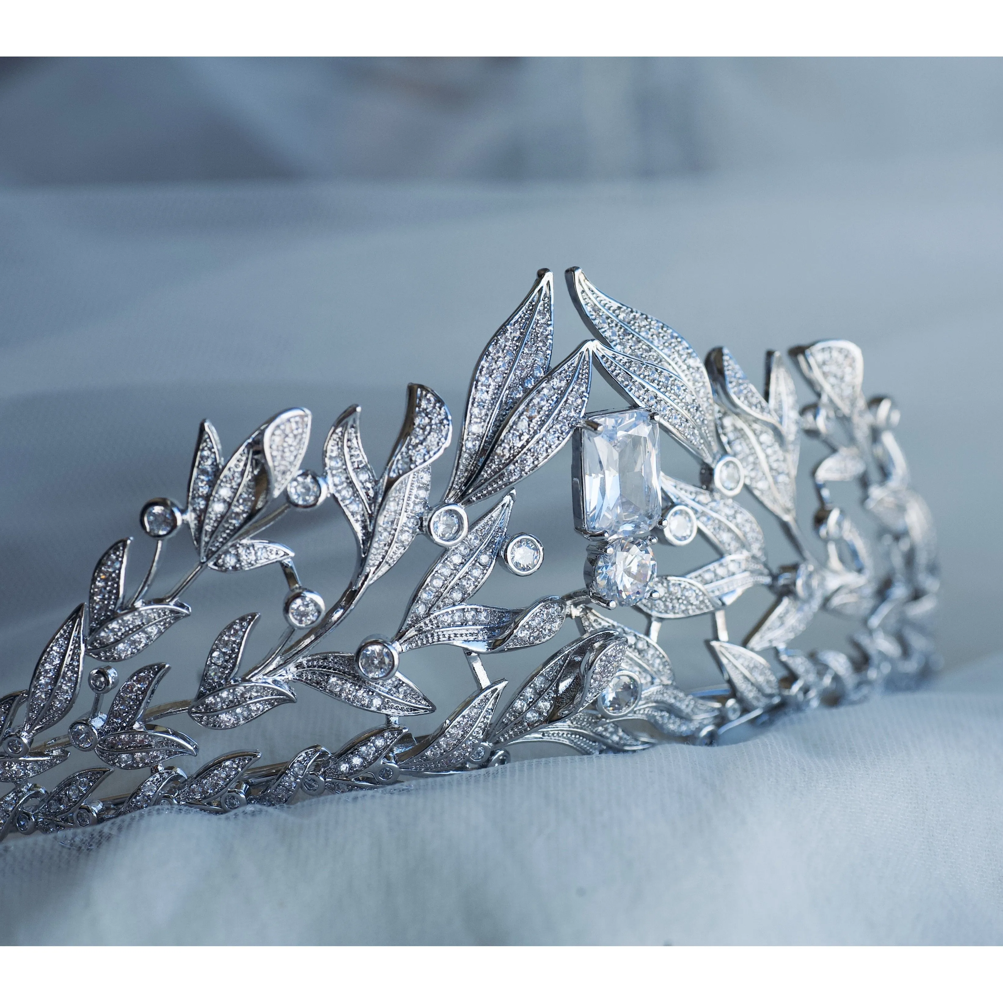 T149. luxury royal wedding bridal rhinestone crown tiara.