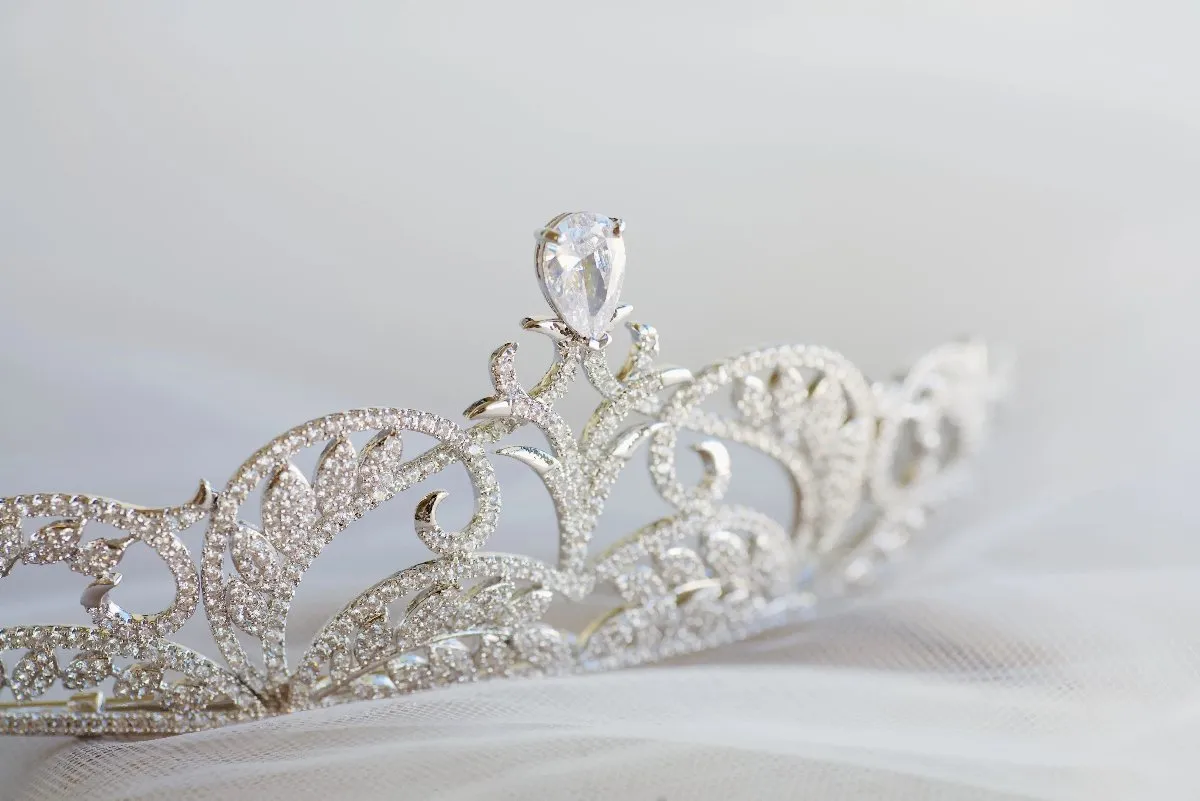 T165. royal wedding bridal tiara rhinestone crown